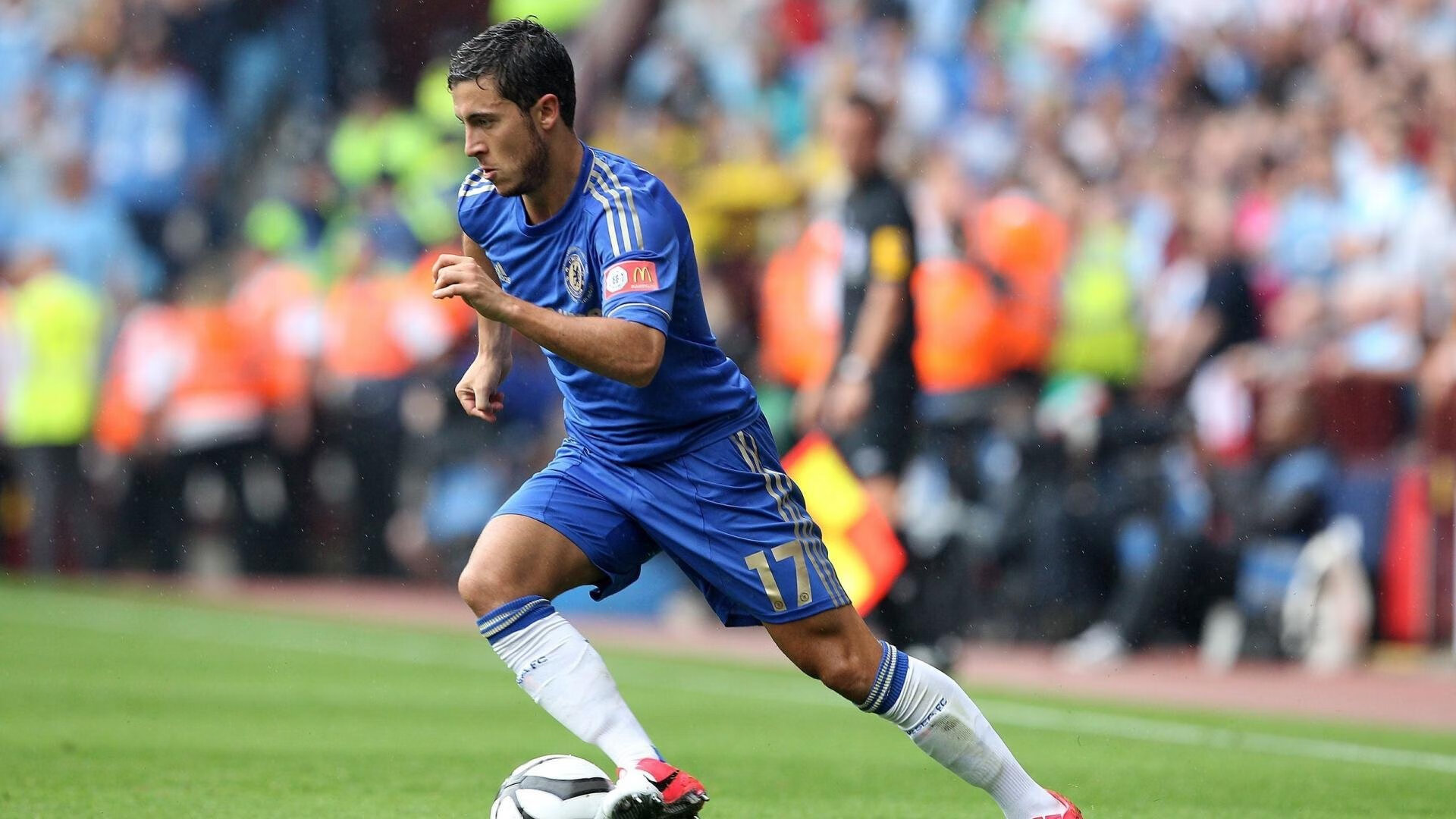 现场气氛炸裂，球迷支持热情高！，形容球迷的狂热的句子